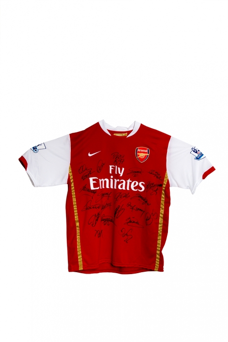 Arsenal jalkapallojoukkueen pelipaita - Rosický- aidoilla joukkuekavereiden nimikirjoituksilla