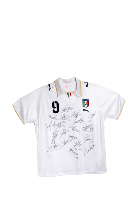 Italian jalkapallomaajoukkueen pelipaita - Toni- aidoilla joukkuekavereiden nimikirjoituksilla
