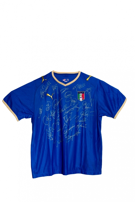 Italian jalkapallomaajoukkueen pelipaita - aidoilla joukkuekavereiden nimikirjoituksilla