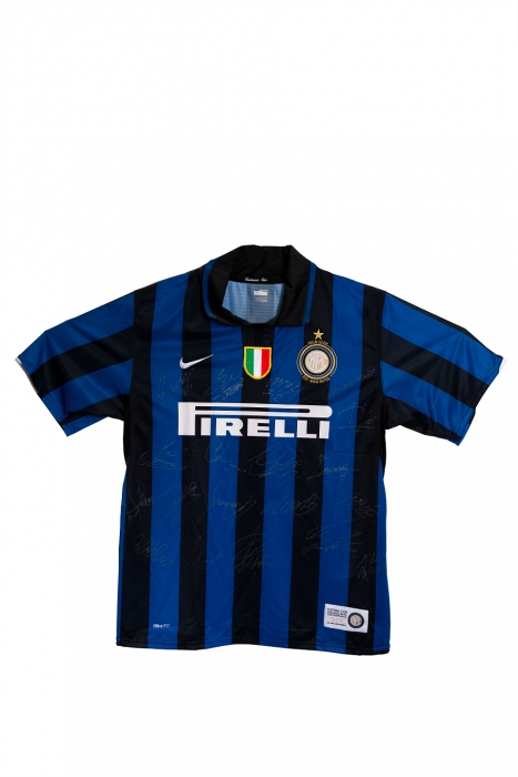 Inter Milan jalkapallojoukkueen pelipaita - Ibrahimović- aidoilla joukkuekavereiden nimikirjoituksilla