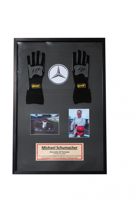 Kehystetty Mercedes GP M. Schumacherin ajokäsineet - aidolla nimikirjoituksella
