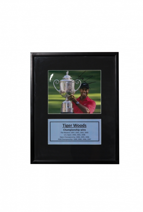 Kehystetty Tiger Woodsin kuva- aidolla nimikirjoituksella