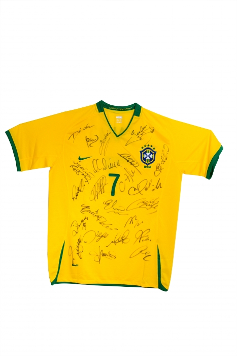 Brasilian jalkapallomaajoukkueen pelipaita - Kaka - aidoilla joukkuekavereiden nimikirjoituksilla