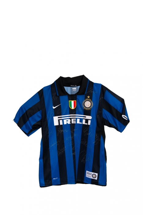 Inter Milan jalkapallojoukkueen pelipaita - Figo- aidoilla joukkuekavereiden nimikirjoituksilla