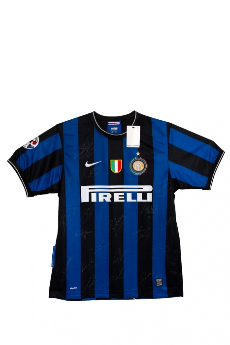Inter Milan jalkapallojoukkueen pelipaita - Eto'o- aidoilla joukkuekavereiden nimikirjoituksilla