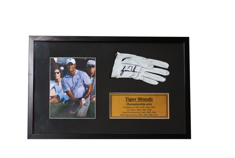 Kehystetty Tiger Woodsin golfkäsine- aidolla nimikirjoituksella