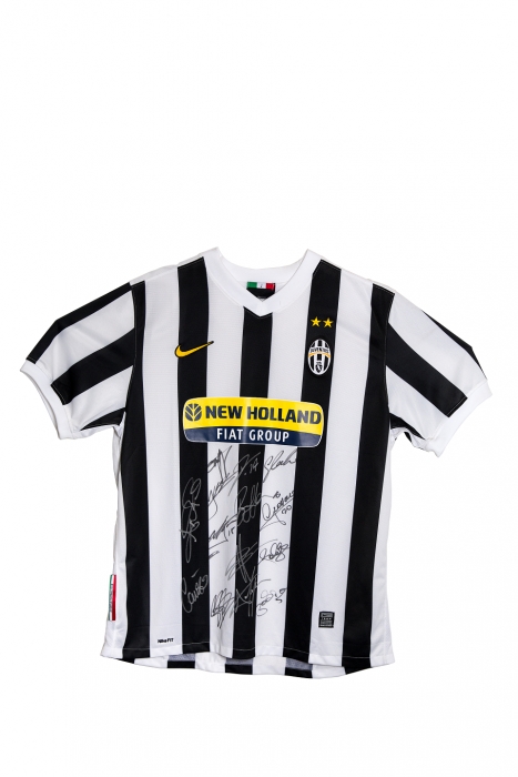 Juventus jalkapallojoukkueen pelipaita - aidoilla joukkuekavereiden nimikirjoituksilla