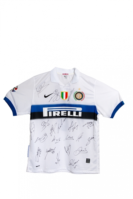Inter Milan jalkapallojoukkueen pelipaita - Eto'o- aidoilla joukkuekavereiden nimikirjoituksilla