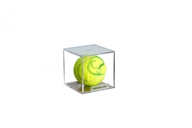 Serena Williamsin käyttämä tennispallo -aidolla nimikirjoituksella