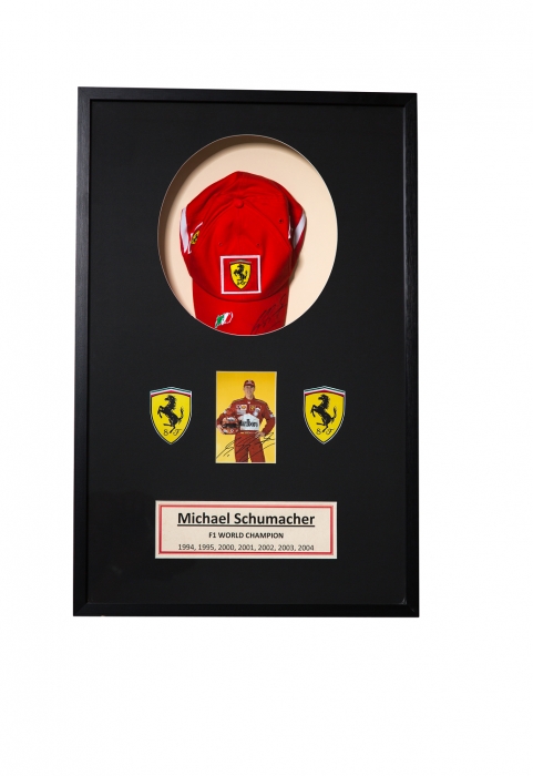 Kehystetty Ferrari M. Schumacherin lippalakki - aidolla nimikirjoituksella