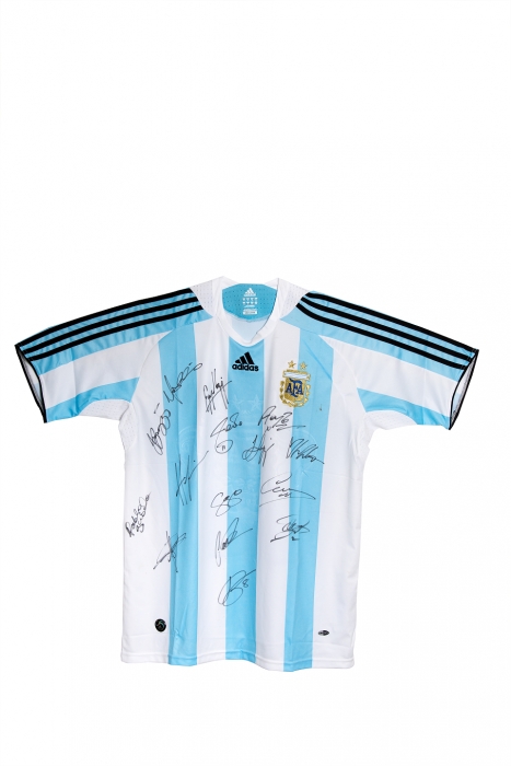 Argentiinan jalkapallomaajoukkueen pelipaita - aidoilla joukkuekavereiden nimikirjoituksilla