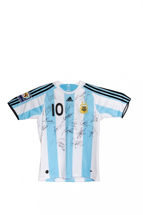Argentiinan jalkapallomaajoukkueen pelipaita - Agüero - aidoilla joukkuekavereiden nimikirjoituksilla